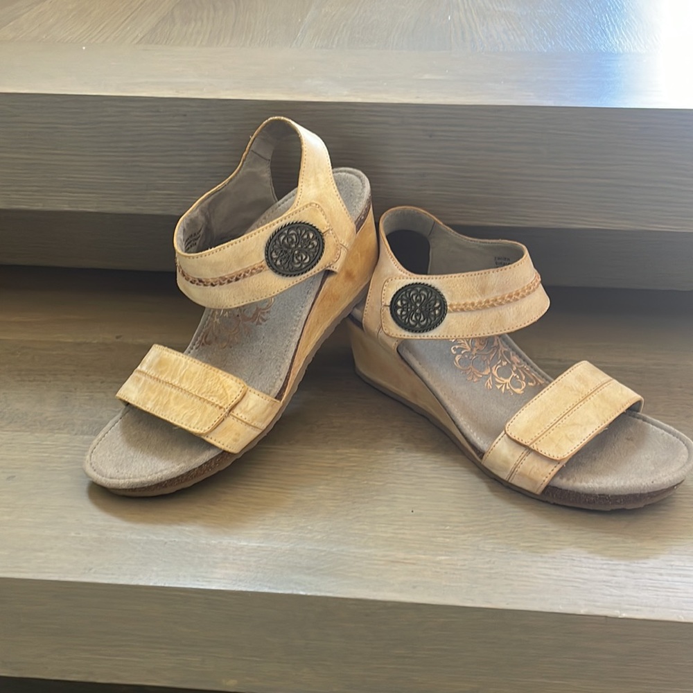 Aetrex Arielle Wedge Adjustable Strap Sandal in Latte size 41 EU